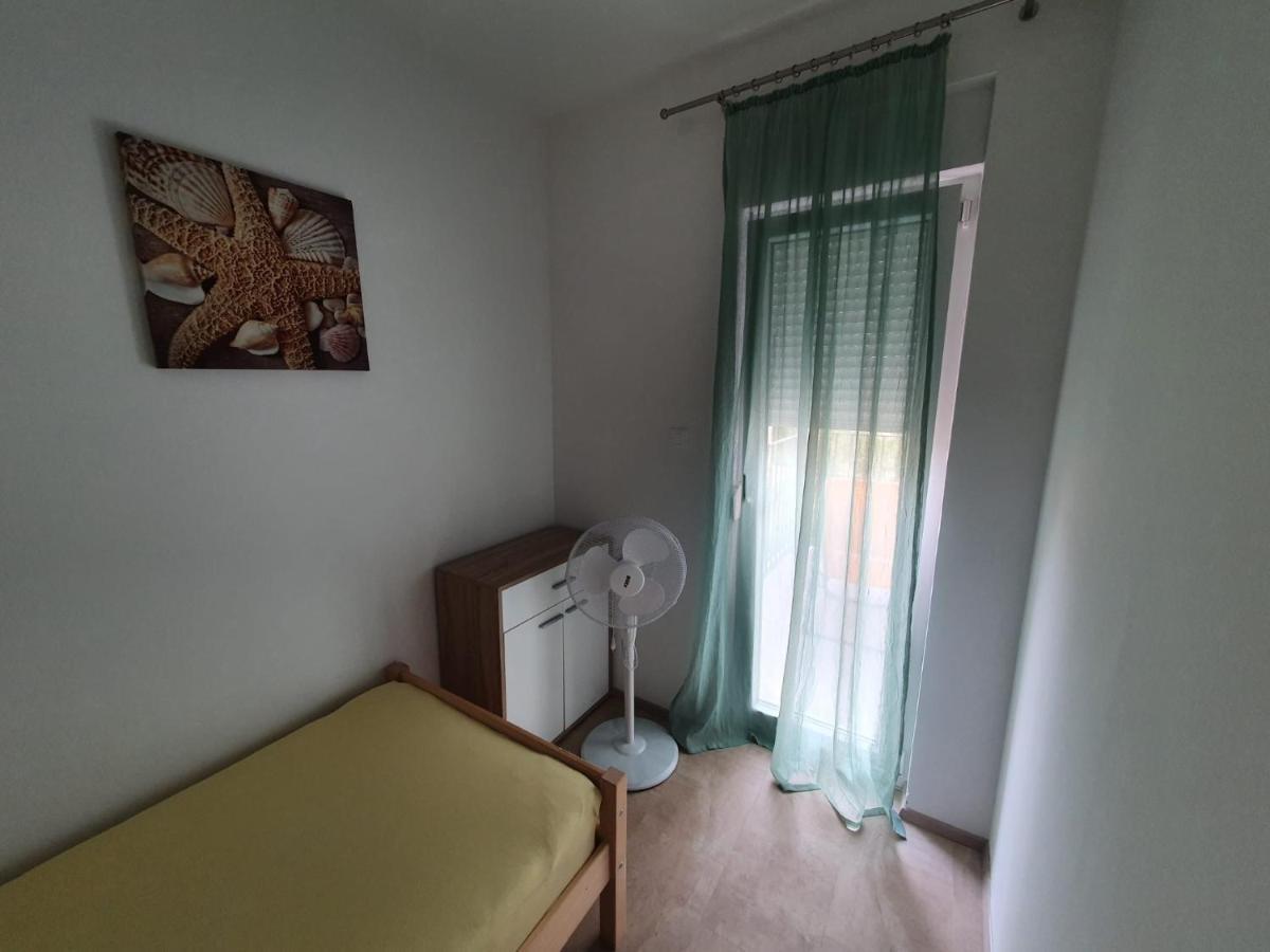Spacious 2-Bedroom Apartment With Terrace Sea View Žaborić Kültér fotó
